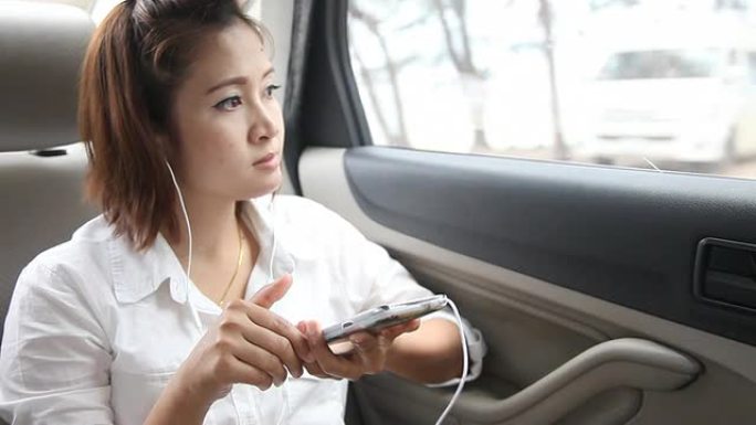 近距离女性正在用智能手机听歌