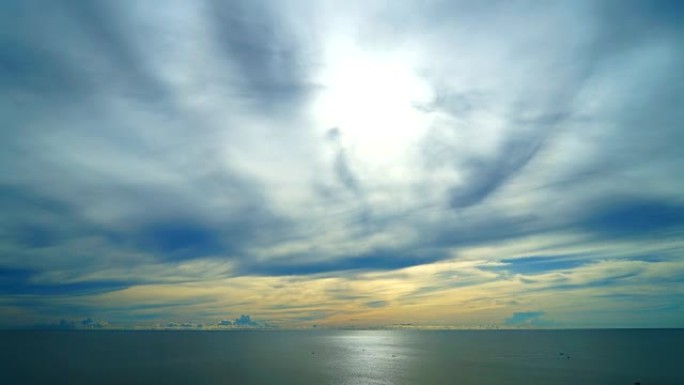 海洋背景上的延时云