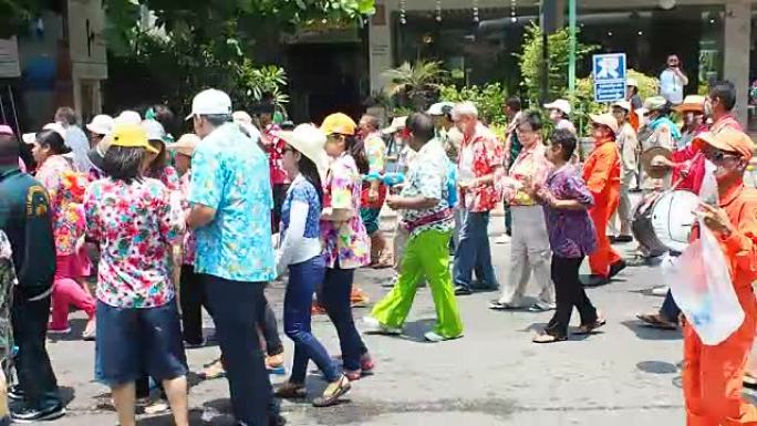 泼水节泰国人民泰国人群泰国街道人文