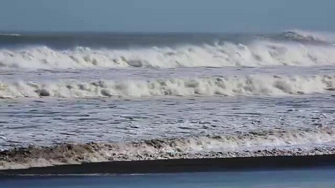 海滩上的大浪海边海水海滩沙滩