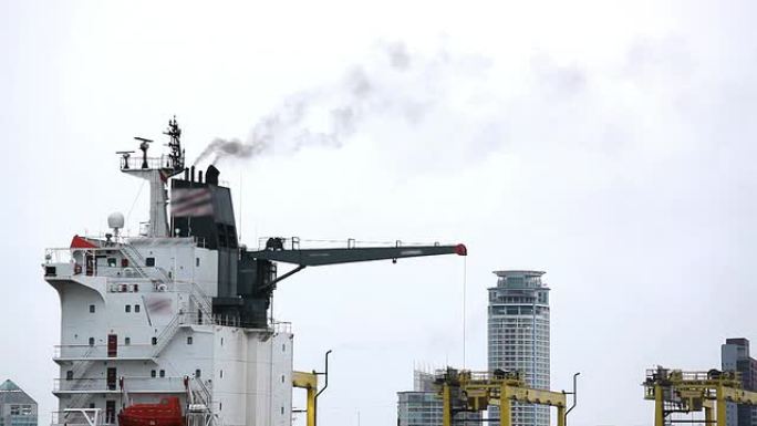曼谷港口码头工作货船冒烟