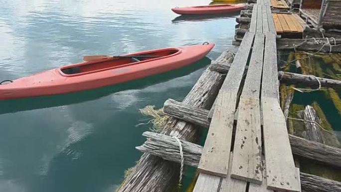 平移: 早上皮划艇在木筏前