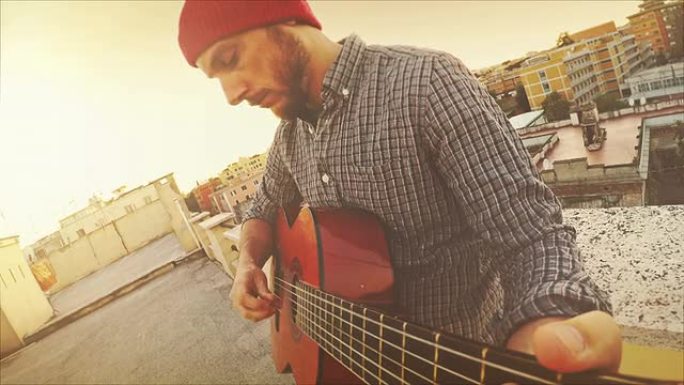 POV视频：一名男子在露台上弹吉他