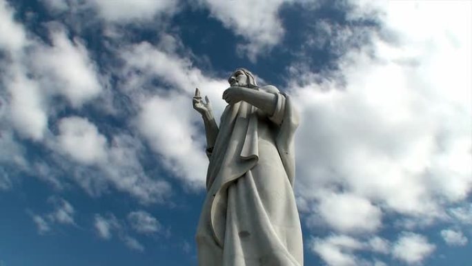 带延时云的耶稣雕像