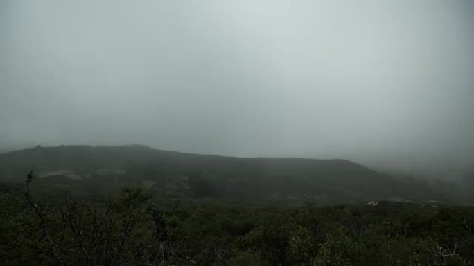 夜间从拉古纳山 (Mt Laguna) 拍摄的云瀑布的延时，在索尼A7s上拍摄，相机平移。