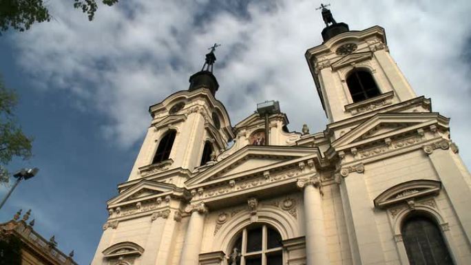 巴洛克式塞尔维亚东正教教堂，天空壮观