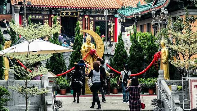 中国香港-2014年11月13日：中国香港著名的黄大仙庙中的情人神雕像