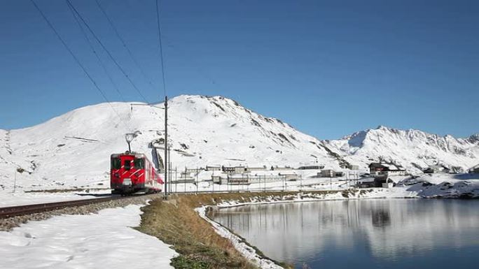 火车穿过瑞士奥伯拉尔普山口