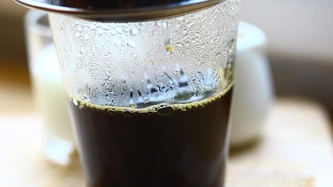 制作越南风格的滴水咖啡