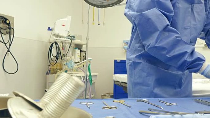 外科医生为手术准备医疗器械