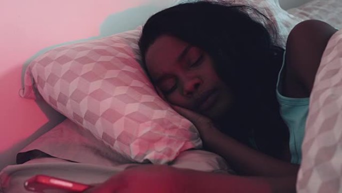 躺在床上的美国黑人女性被电话闹钟吵醒