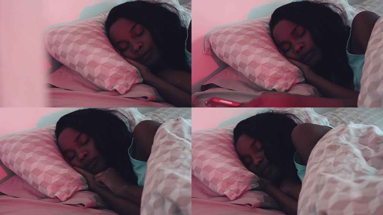 躺在床上的美国黑人女性被电话闹钟吵醒