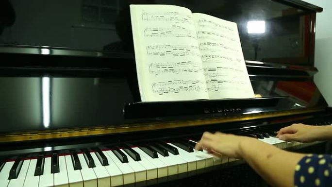 钢琴家教师教学和演奏音乐