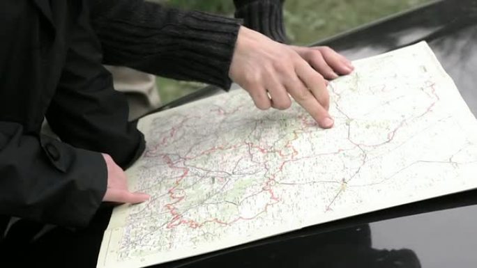 越野两个人研究地图查看路线