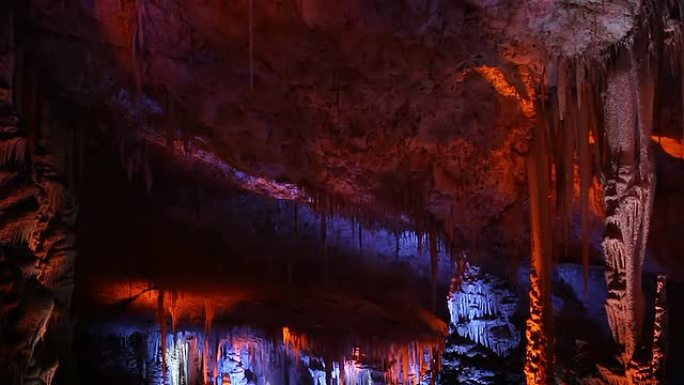 神秘的钟乳石洞穴石洞旅游风景区溶洞