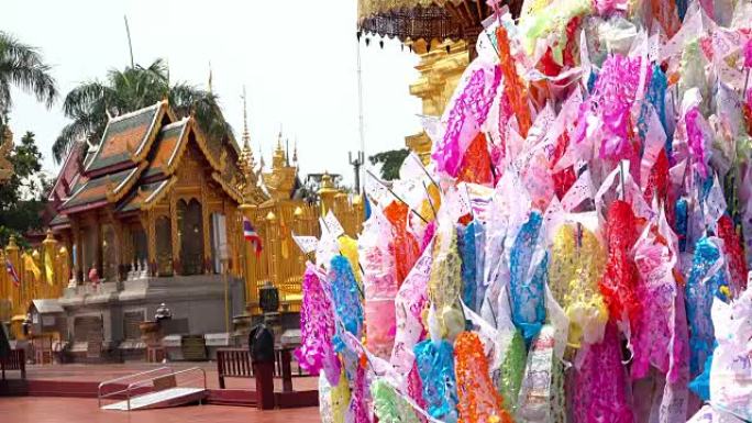 泰国泼水节，传统旗帜装饰在Wat para的沙堆上，即Lamphun的Hariphunchai