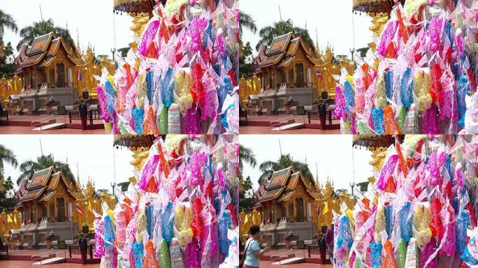 泰国泼水节，传统旗帜装饰在Wat para的沙堆上，即Lamphun的Hariphunchai