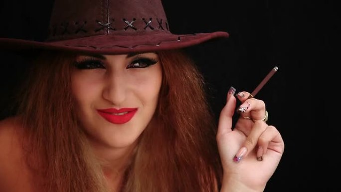 一个抽烟的女人特写红唇女郎