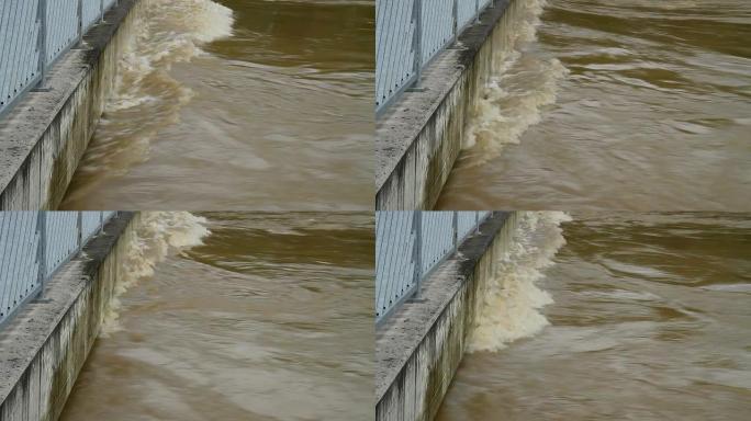 桥下的河水上涨桥下的河水上涨洪水