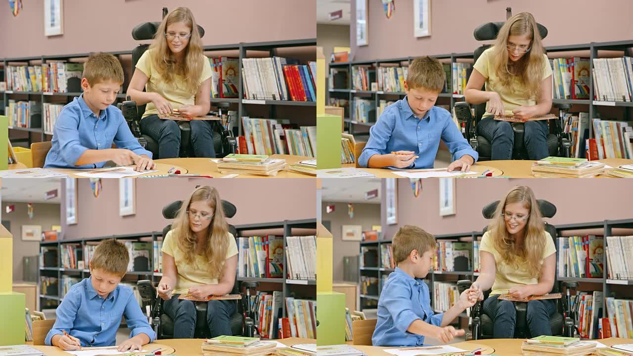 坐在轮椅上的DS女人将蜡笔交给一个在图书馆画画的小男孩