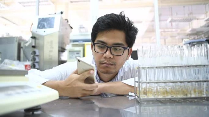 年轻的亚洲男性科学家在实验室睡觉
