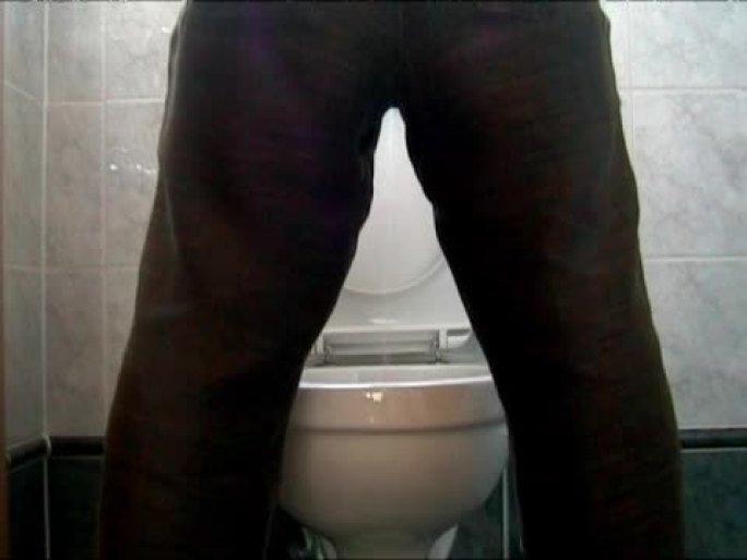 上厕所的男人卫生间上厕所马桶盖
