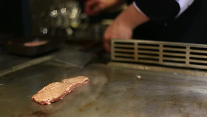 日本厨师在日本餐厅制作牛肉铁锅