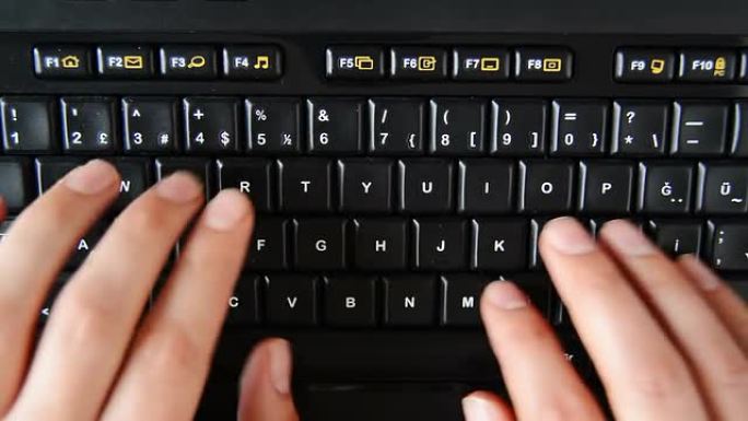 在键盘上打字上班族手指动作