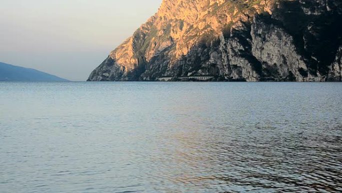 加尔达湖畔的早晨地质地貌石头裸露光秃的山