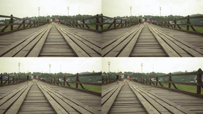 平移: 人们在旧木桥上行走