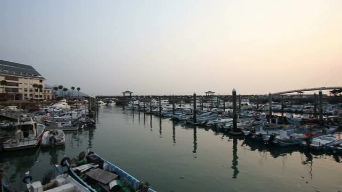日落时游艇码头的全景，实时。