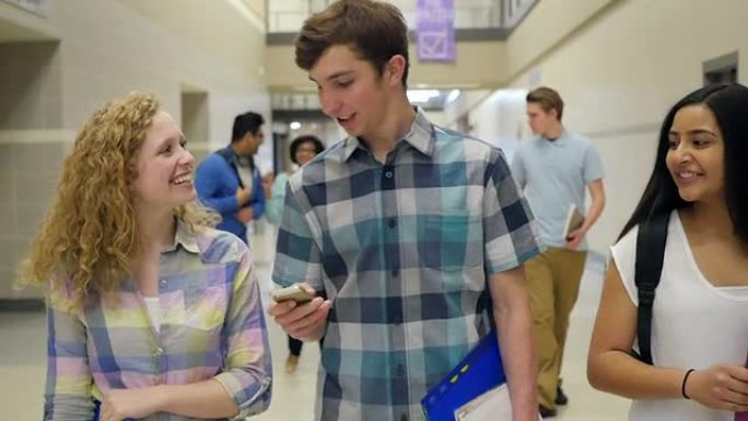 十几岁的高中生在繁忙的走廊里一起散步时面带微笑