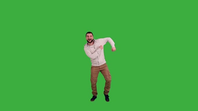 快乐男人在绿屏背景上跳舞