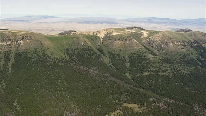 从Sliderock山向后拉飞行-鸟瞰图-蒙大拿州，麦迪逊县，直升机拍摄，航空视频，cineflex