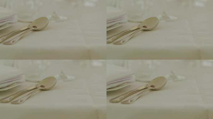 婚礼晚宴的装饰桌