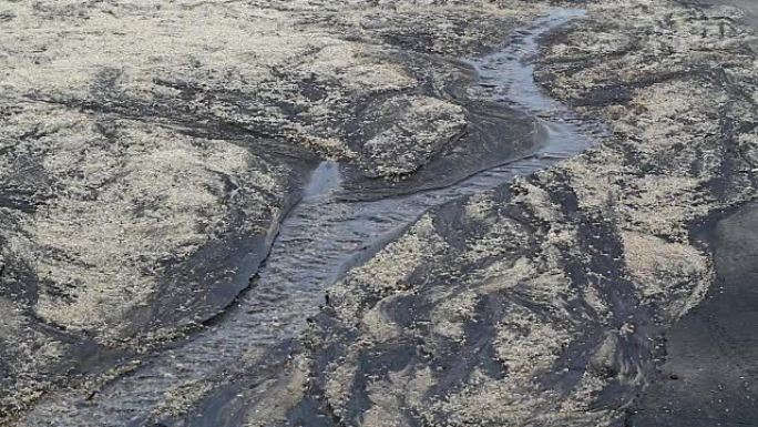 黑沙滩上流动的水