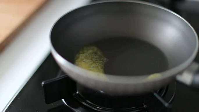 黄油在热锅中融化