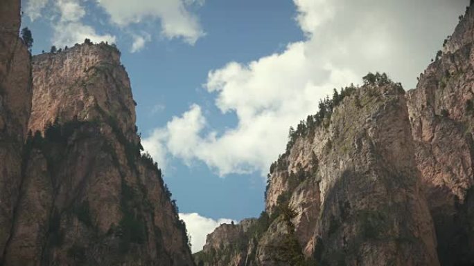 瓦隆加山的峡谷，在白云岩上