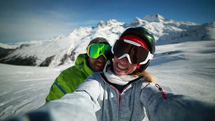 情侣在滑雪坡上自拍