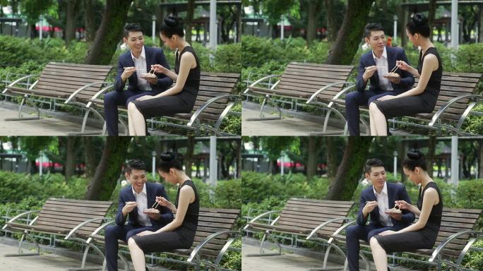 同事在公园午休两个人吃饭聊天特写实拍