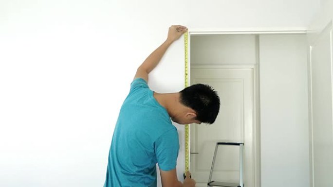 男人正在测量一扇门