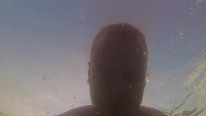 男子潜水并在水中玩耍