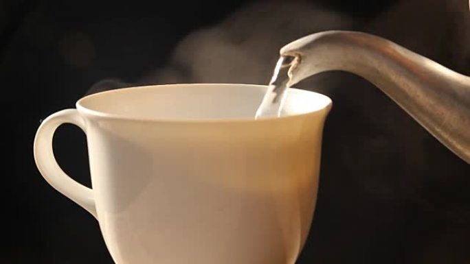 将热水倒入咖啡杯中