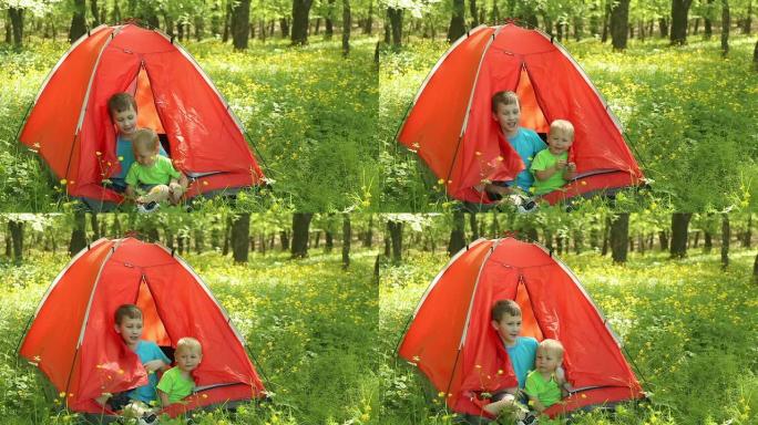 游客帐篷里的孩子