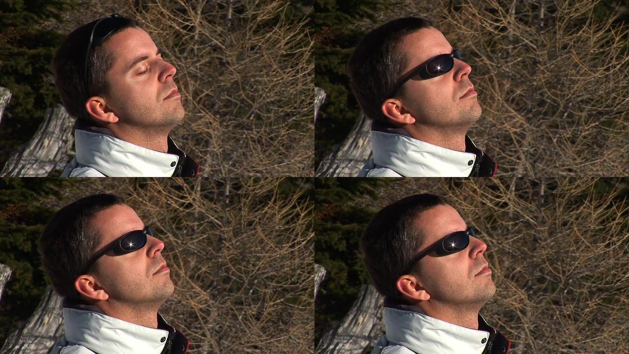 高清: 一个男人在阳光下放松的肖像