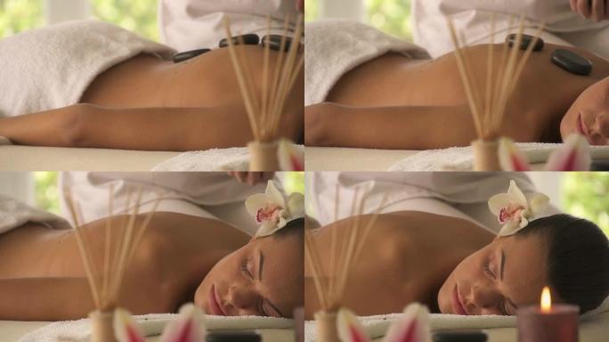 接受背部按摩的年轻女子