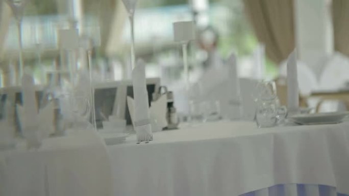 摆满装饰品的婚礼桌