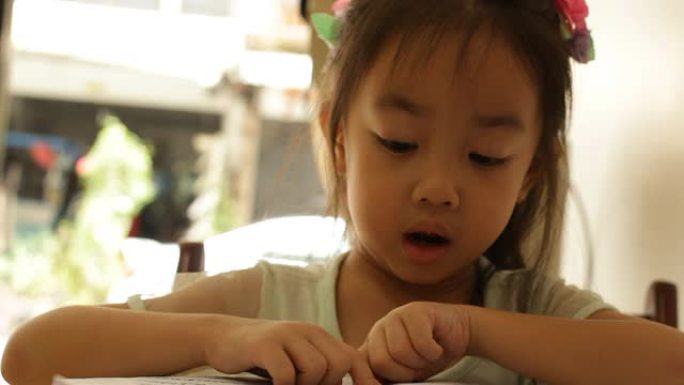 亚洲可爱的小女孩在看书