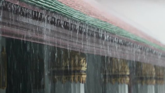 雨水从寺庙的屋顶落下，时间流逝