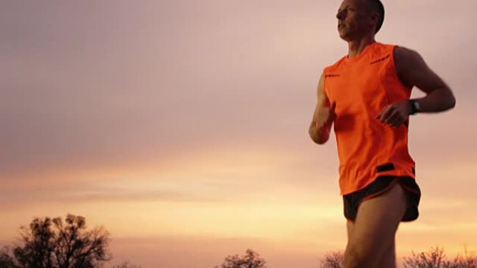 SLO MO Man在日落时集中精力奔跑